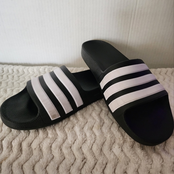 Adidas Slide-on Slippers, Kids Black and White ADIDAS Sandals, Size 3 - Picture 3 of 6